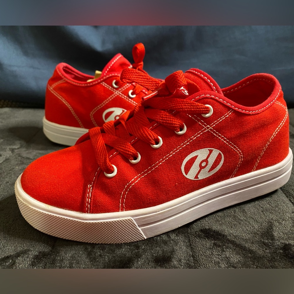 6/$20 Red Heelys Women’s size 5.